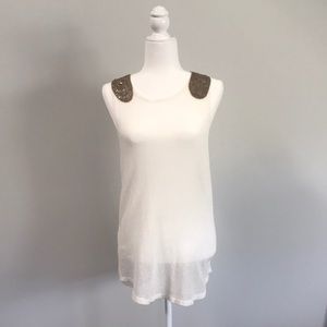 ☀️ White tank top with gold embellished shoulder.